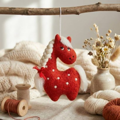 Підвіска сувенір червоний коник з шерсті символ 2026 року