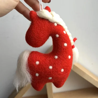 Підвіска сувенір червоний коник з шерсті символ 2026 року