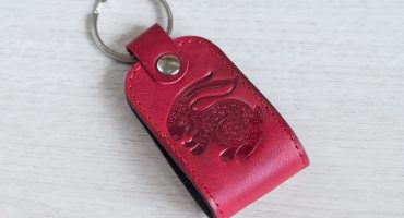 Акцент краси: ручна робота з любов'ю - жіночий червоний брелок для ключів із чудовим авторським тисненням кролик