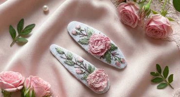 Трояндова симфонія стилю - ексклюзивна лляна прикраса для волосся з ручною вишивкою рожевих квітів для мами й донечки