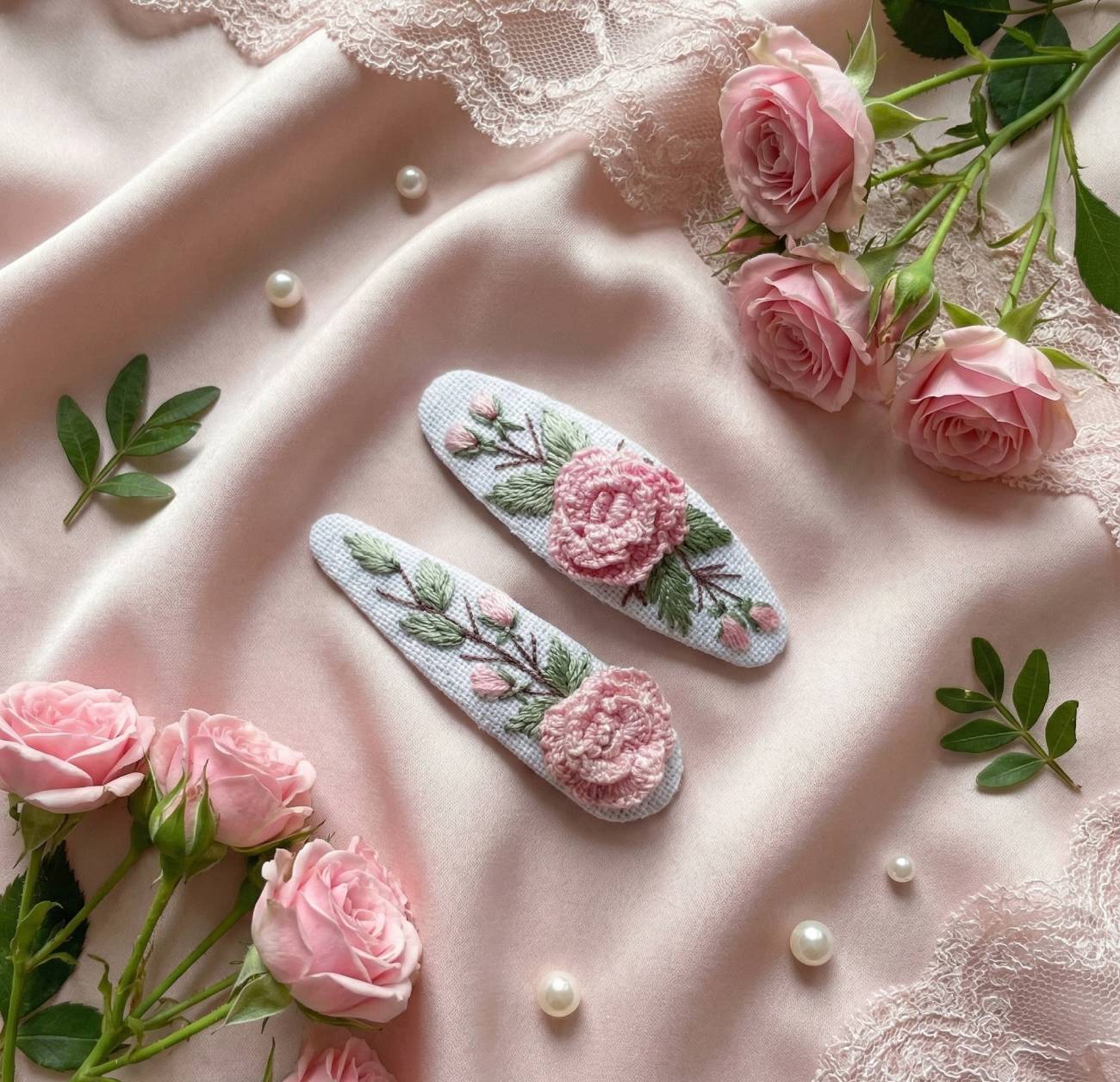 Трояндова симфонія стилю - ексклюзивна лляна прикраса для волосся з ручною вишивкою рожевих квітів для мами й донечки