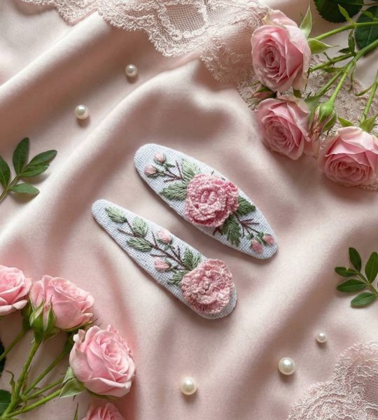 Заколки для волосся ручна вишивка ніжно рожеві троянди