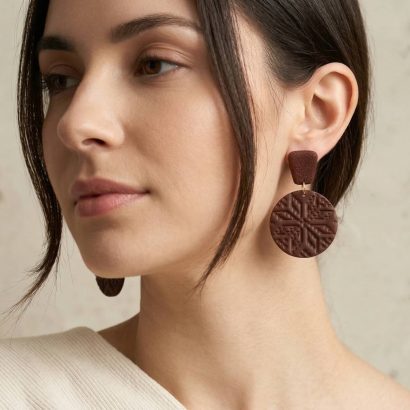 Стильні коричневі жіночі круглі сережки узори з глини