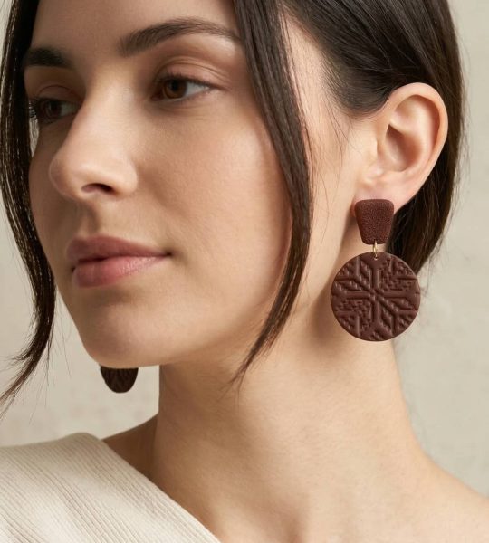 Стильні коричневі жіночі круглі сережки узори з глини