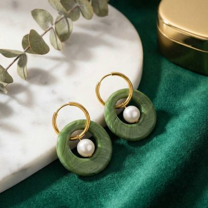 Стильні жіночі сережки круглі зелені глина та річкові перли
