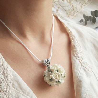 Жіночий кулон кулька білі троянди полімерна глина