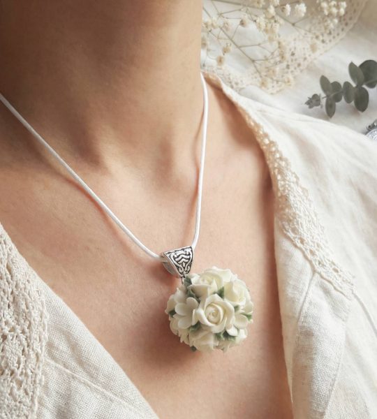 Жіночий кулон кулька білі троянди полімерна глина