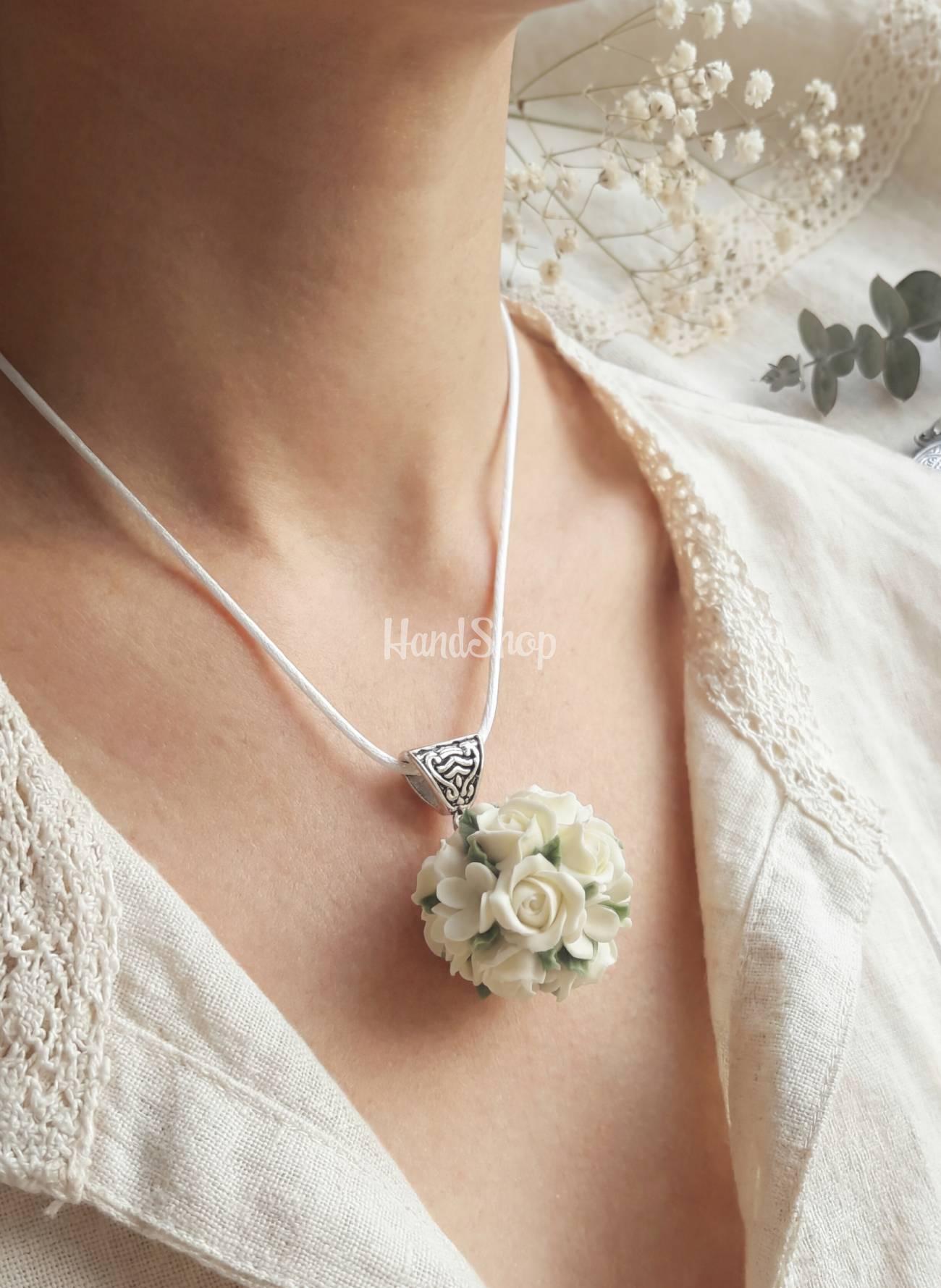 Жіночий кулон кулька білі троянди полімерна глина Жіночий кулон кулька білі троянди полімерна глина