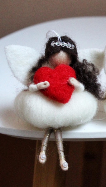 Сувенірна лялька валентинка ангела підвіска з сердечком вовна