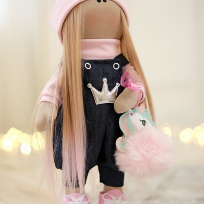 Інтер'єрна лялька ігрова в комбінезоні з довгим волоссям