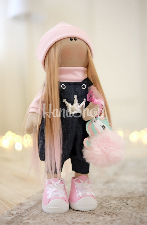 Інтер'єрна лялька ігрова в комбінезоні з довгим волоссям Інтер'єрна лялька ігрова в комбінезоні з довгим волоссям