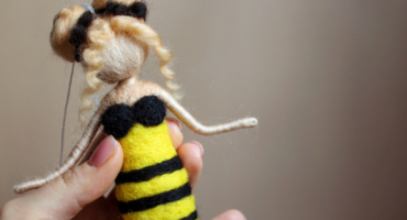 Подорож до країни чудес: лялька русалка в образі бджілки - символізує щасливі моменти та незабутні мрії