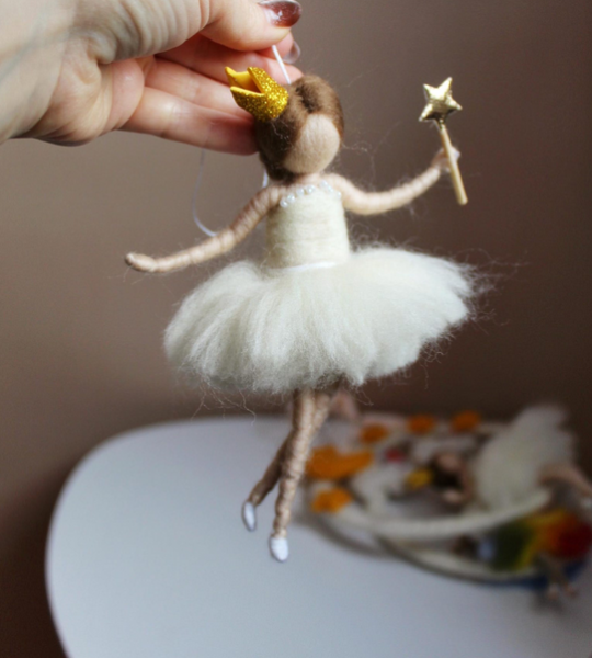 Лялька фея балерина принцеса з короною сувенір підвіска