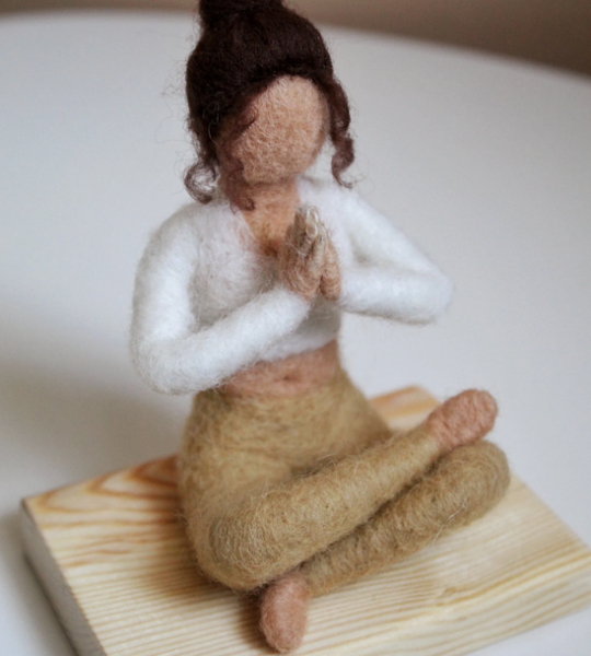 Авторська сувенірна лялька йогиня в позі Намасте