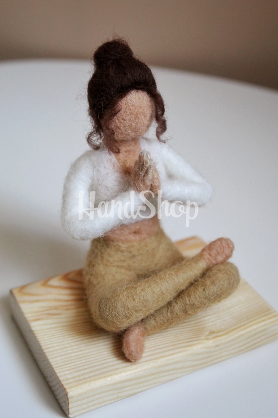 Авторська сувенірна лялька йогиня в позі Намасте Авторська сувенірна лялька йогиня в позі Намасте