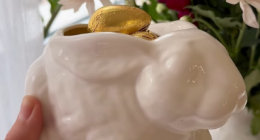 Дитячий сувенір Великодня 2024 - білий зайчик фарфорова цукерниця ручної роботи для маленьких сердець