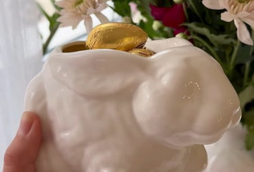 Дитячий сувенір Великодня 2024 - білий зайчик фарфорова цукерниця ручної роботи для маленьких сердець