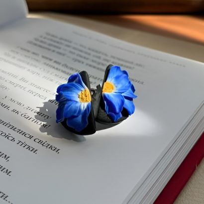 Святкові жіночі сережки синя квітка половинки з полімерної глини