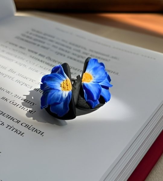 Святкові жіночі сережки синя квітка половинки з полімерної глини
