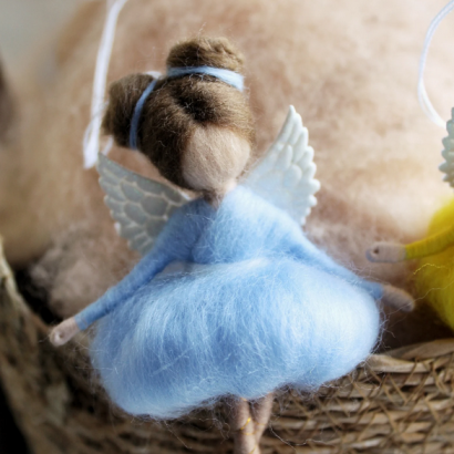 Сувенірна пара янголи ляльки в сукнях прапору України