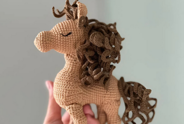 Символ 2026 року: авторська іграшка в'язаий коник, який принесе успіх, гармонію та святкову атмосферу у дім