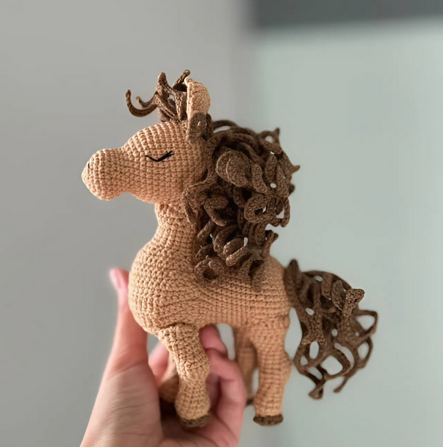 Символ 2026 року: авторська іграшка в'язаий коник, який принесе успіх, гармонію та святкову атмосферу у дім