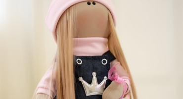 Рожева принцеса інтер'єру: лялька з довгим амбре волоссям та елегантним образом маленької модниці