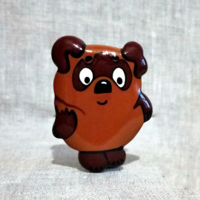 Авторська мальована дерев'яна брошка Вінні Пух, створена з любов’ю: казковий стиль для вашого образу