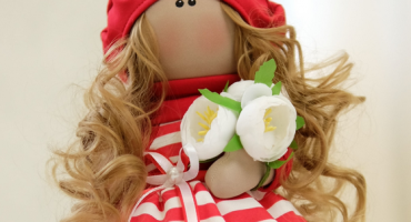 Чарівна витонченість: авторська інтер'єрна лялька у стильній червоній сукні для декору вашого дому