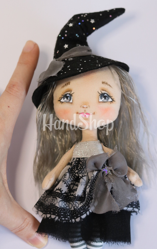 Маленька авторська інтер'єрна сувенірна лялька відьмочка Маленька авторська інтер'єрна сувенірна лялька відьмочка