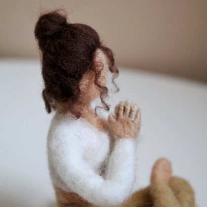 Авторська сувенірна лялька йогиня в позі Намасте