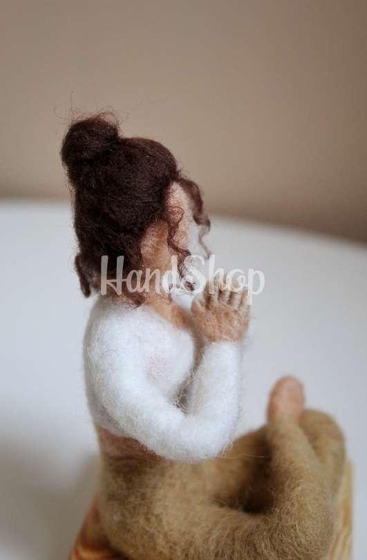 Авторська сувенірна лялька йогиня в позі Намасте Авторська сувенірна лялька йогиня в позі Намасте