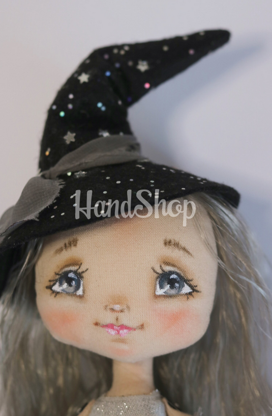 Маленька авторська інтер'єрна сувенірна лялька відьмочка Маленька авторська інтер'єрна сувенірна лялька відьмочка