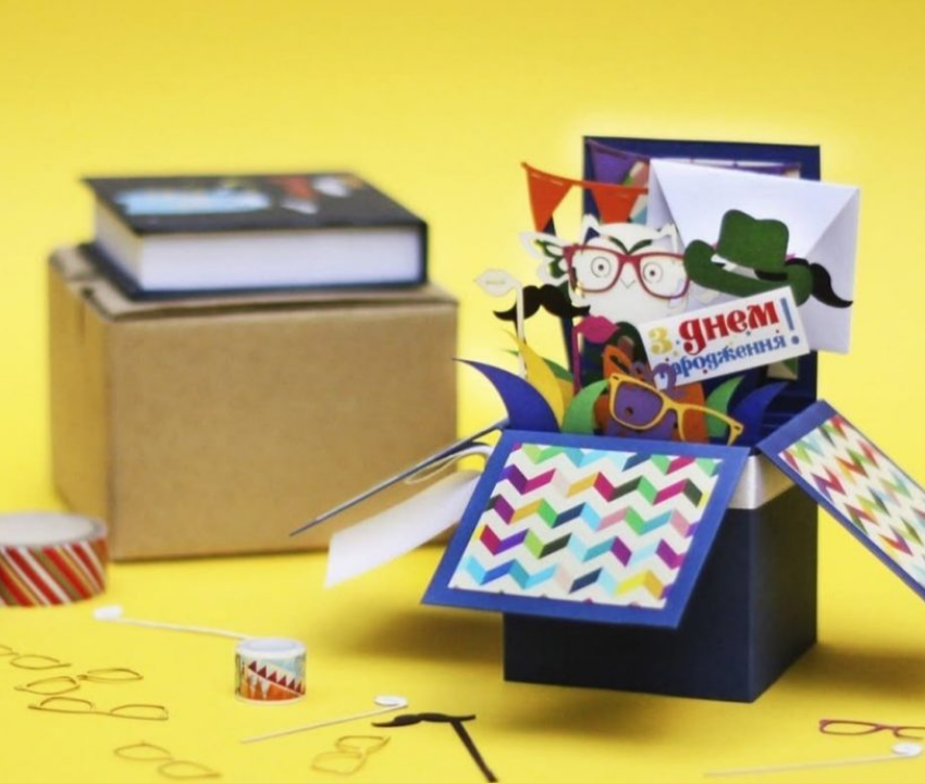 Чоловіча святкова об'ємна листівка коробочка: елегантний подарунок з 3D-деталями та місцем для найкращих побажань імениннику