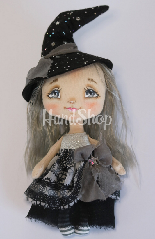 Маленька авторська інтер'єрна сувенірна лялька відьмочка Маленька авторська інтер'єрна сувенірна лялька відьмочка