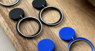 Сувенірні новорічні сережки круглі з полімерної глини: стильний подарунок під ялинку для особливого моменту Сувенірні новорічні сережки круглі з полімерної глини: стильний подарунок під ялинку для особливого моменту