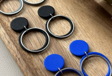 Сувенірні новорічні сережки круглі з полімерної глини: стильний подарунок під ялинку для особливого моменту