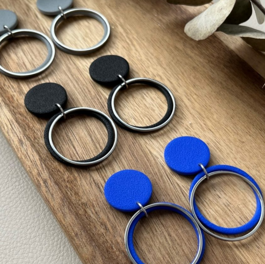 Сувенірні новорічні сережки круглі з полімерної глини: стильний подарунок під ялинку для особливого моменту