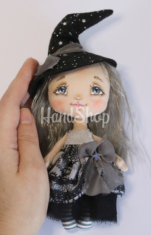Маленька авторська інтер'єрна сувенірна лялька відьмочка Маленька авторська інтер'єрна сувенірна лялька відьмочка
