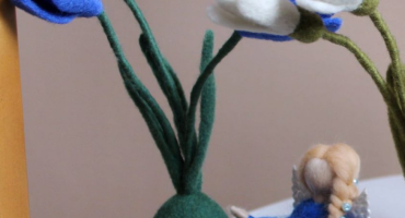 Сувенірна лялька з квітами дзвіночками на дерев'яній підставці: елегантний подарунок ручної роботи для Різдва, Нового року 2026 Сувенірна лялька з квітами дзвіночками на дерев'яній підставці: елегантний подарунок ручної роботи для Різдва, Нового року 2026