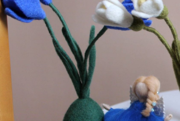 Сувенірна лялька з квітами дзвіночками на дерев'яній підставці: елегантний подарунок ручної роботи для Різдва, Нового року 2026