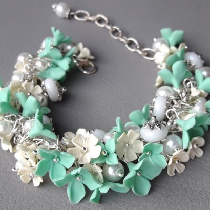 Квітковий браслет з пишною композицією полімерна глина