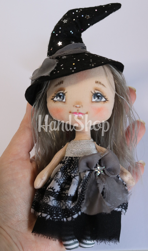 Маленька авторська інтер'єрна сувенірна лялька відьмочка Маленька авторська інтер'єрна сувенірна лялька відьмочка
