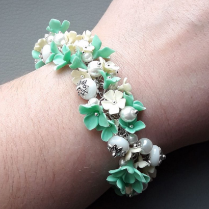 Квітковий браслет з пишною композицією полімерна глина