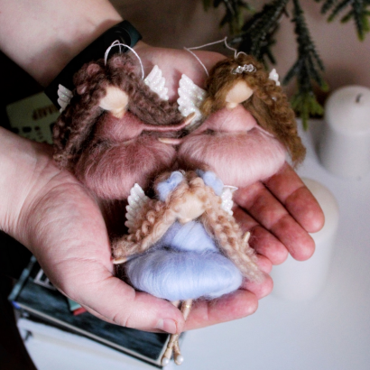 Лялька сніжинка валяна з вовни підвска на ялинку ангел в сукні