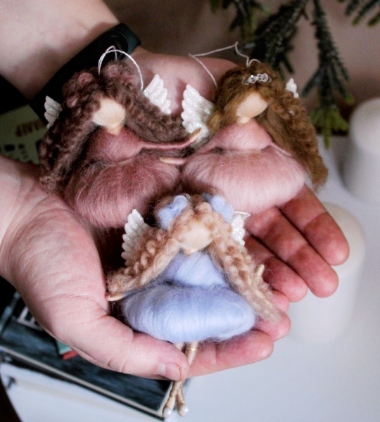 Лялька сніжинка валяна з вовни підвска на ялинку ангел в сукні