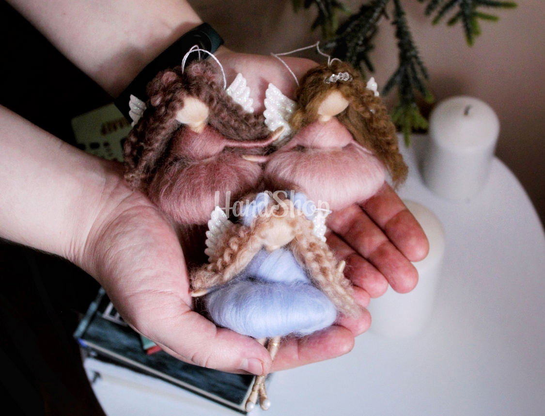 Лялька сніжинка валяна з вовни підвска на ялинку ангел в сукні Лялька сніжинка валяна з вовни підвска на ялинку ангел в сукні