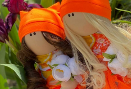 Казкова історія у вашому домі: велика лялька «Апельсинка» з текстильною шапочкою та витонченим одягом