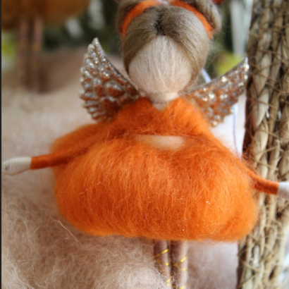 Лялька підвіска ангел з вовни в пишній сукні сувенір