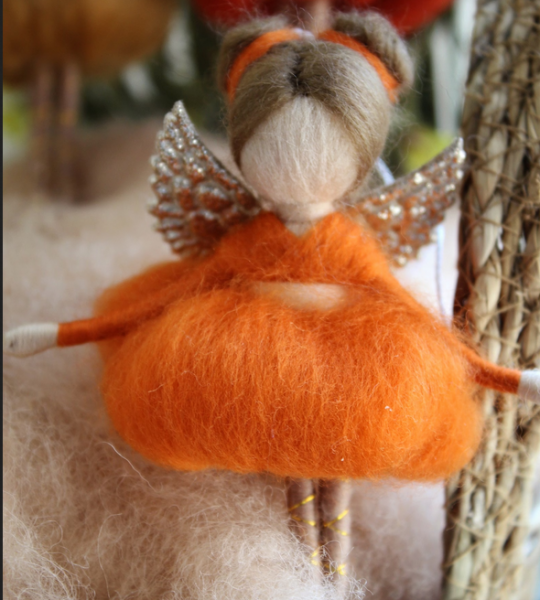 Лялька підвіска ангел з вовни в пишній сукні сувенір